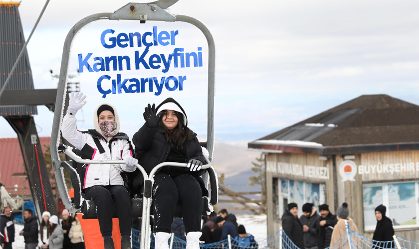 Samsun Ladik'te Gençler Karın Keyfini Çıkarıyor