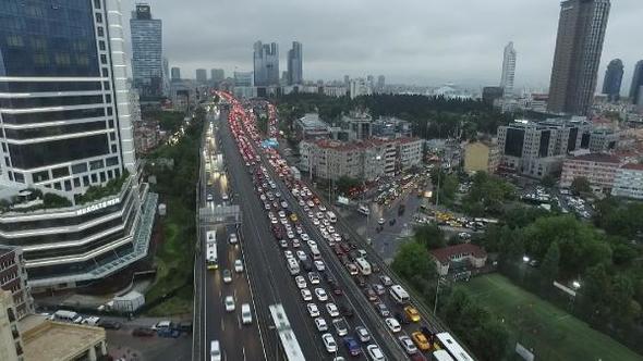 İstanbul&#039;da Etkili Yağış Trafiği Etkiledi