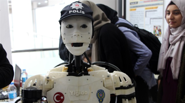 İnsansı Polis Robotu Yiğido Suçluyu Buluyor Ateş Bile Ediyor!